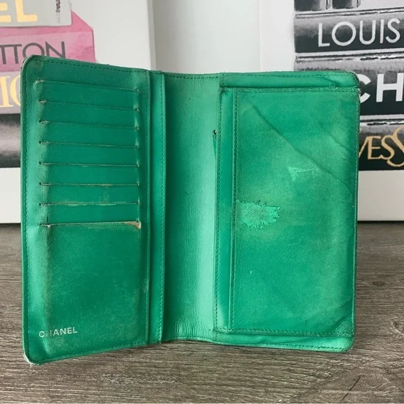 Chanel Green Perforated Quilted Wallet - Picture 4 of 12